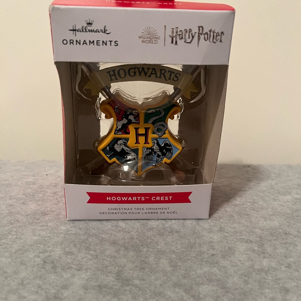 NWT  -Hallmark Harry Potter Hogwarts Crest Ornament